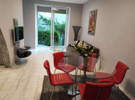 Central Vienna Apartment with unique 40m2 city garden & self check in, hotel ve Vídni