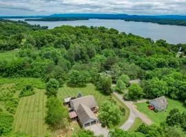 Mountain View Lake House Hot Tub, Home Theater, Game Room, Fire Pit, Pet Friendly