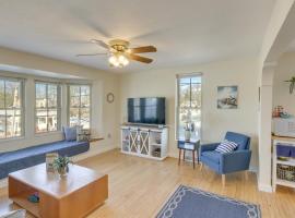 Delafield Vacation Rental Near Lakes and Parks!, hotel v destinaci Delafield