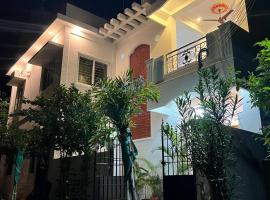 Villa de Compass Homestay Auroville, beach hotel in Kottakupam