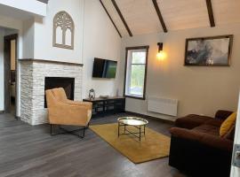 Chalet l'Orée, hotel with parking in Sainte-Germaine-du-Lac-Etchemin