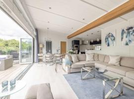 Luxury Lodge with Hot Tub in Windsor Marina, cabin in Windsor