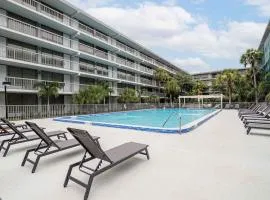 Orlando 1BR Condo with lake view & minutes to Disney
