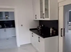 فلل للإقامة العائليةمع كافة المرافق بإطلالة على الشاطئ