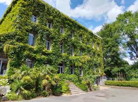 LOGIS HÔTEL-RESTAURANT - Le Moulin d'Artres, hotel Artres városában
