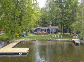 Waterfront Cottage - Fireplace - Kawartha, ξενοδοχείο σε Lakefield