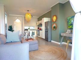 Brizzys Balcony Luxe Retreat Great Location!