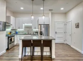 Gorgeous Apt Near Shipyards