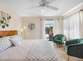 Summer Vacation 10 mins to Beaches Private heated Pool king beds