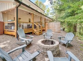 Luxury Helen Retreat | Hot Tub & Game Room, hotel di Helen