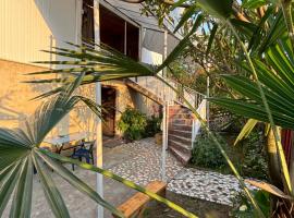 Guest house Bee, hotell sihtkohas Ureki
