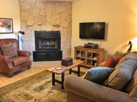 Valley Condo 126 - Creekside - WiFi - Hot Tub - Fireplace - Washer - Dryer - Playground, hotel v destinaci Red River