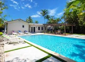 Deluxe 5BR & 3BA Villa in Hollywood Lakes near Beach