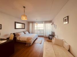 Moderno y amplio departamento en torre de lujo sobre la calle Cabello, hotel in Buenos Aires