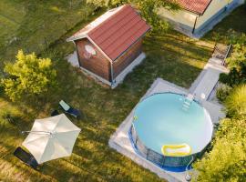 Family friendly house with a swimming pool Tounj, Gorski kotar - 17577, hotel a Tounj