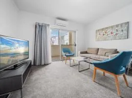 Lakeside 1-Bed Unit Conveniently by Shops DUPLICATE