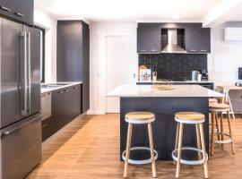 Modern Pet-friendly Mudjimba Townhouse, hotel di Mudjimba