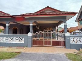 Mawar Homestay Camelia 5 Bedroom 3 Bathroom - Near Airport and Gong Badak Stadium, bungalow in Kuala Terengganu