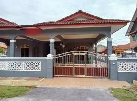 Mawar Homestay Camelia 5 Bedroom 3 Bathroom - Near Airport and Gong Badak Stadium
