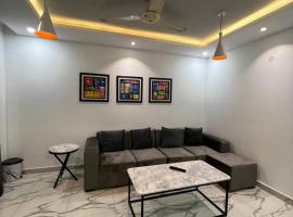 The Cozy 2BR APT at Gulshan Iqbal 13-E, acomoda&ccedil;&atilde;o com cozinha em Karachi