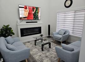 Sleek Home in Trendy Community at SW, Edmonton – hotel w mieście Edmonton
