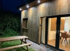 Beach Cabin - 4 mins walk to Ardnahinch Beach, 10 min walk to Garryvoe Hotel & 5 min drive to Ballymaloe House - Eircode P25KN53
