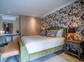 Lotsane Limpopo Luxury River Lodge, hotel con estacionamiento en Sherwood