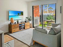 Private Room & Ensuite, in hosted-shared Modern 2 bedroom Apartment - full use of all home facilities, hotel barato en Geelong