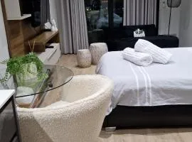 Ellipse Apartment, Lush Hideaway