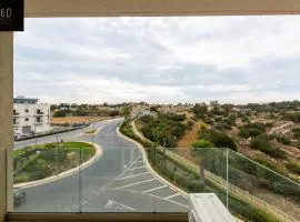 Beautiful 3BR home with private balcony with WIFI & AC by 360 Estates