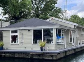 Bed and breakfast private accommodation at Amsterdam Houseboat