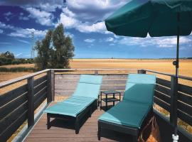 Prima Camping Resort Boddenblick -Stellplätze-Schlaffässer-Tiny Houses in Ostsee Nähe, hotel i Groß Kordshagen