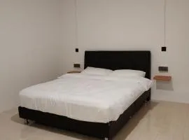 23 Inn Queen bedroom with Balcony