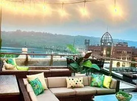 Lumberjack Inn with rooftop