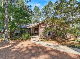 Charming Pinehurst Getaway with Golf Course View!, hotel in Pinehurst