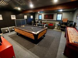 Big Blue Lake House complete with Game Room, hotel a Long Pond