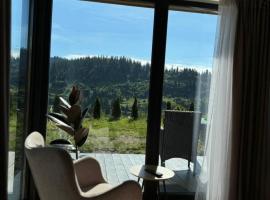 Grey apartments, casa rústica em Slavske