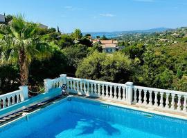 Villa moderne 6 CH pour 12 avec piscine privée, clim et parking aux Issambres - FR-1-768-24, Hotel in Les Issambres