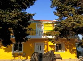 Yellow House, Hotel in Eleftheroúpolis