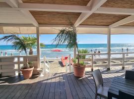 CAMERETTA SUL MARE con OMBRELLONE, hotel in Lido Di Fondi