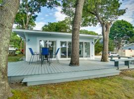 Mashpee Cottage with Deck Walk to Beach, hotel em Mashpee