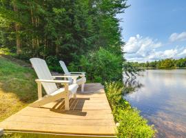 Breathtaking Newbury Cottage with Deck on Chalk Pond, hotel in Newbury