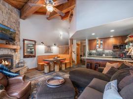 Cozy Northstar Village Family Condo Walk to Lifts 2 Full BA Excellent Location、トラッキーのホットタブ付きホテル