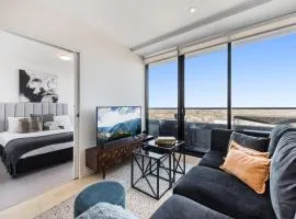 Chic 1-Bed with City Views Parking Gym & Pool