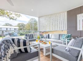 The Jacaranda, 3 Achilles St Pet Friendly, Air Con, Wi-Fi, Boat Parking, hotel in Nelson Bay