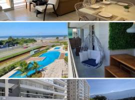 Apartamento frente Mar com cinema em Bertioga H1, hotel v destinácii Bertioga