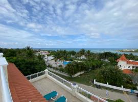 2 BR & 1WR Suite at Villa Costa Verde near Playa Cofresi, Puerto Plata with a pool, balcony, and a rooftop terrace – hotel w mieście Puerto Plata