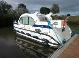 Bateau Nicols 900 à quai, séjour unique sur l'eau à Pontailler-sur-Saône, 2 cabines, tout équipé - API-1-46-18