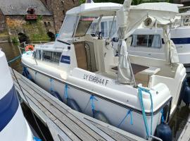 Séjour Insolite sur Bateau à Chenillé-Changé - API-1-46-24, Hotel in Chenillé-Changé