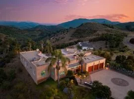 Mountaintop Adobe by AvantStay Pool Hot Tub Panoramic Views